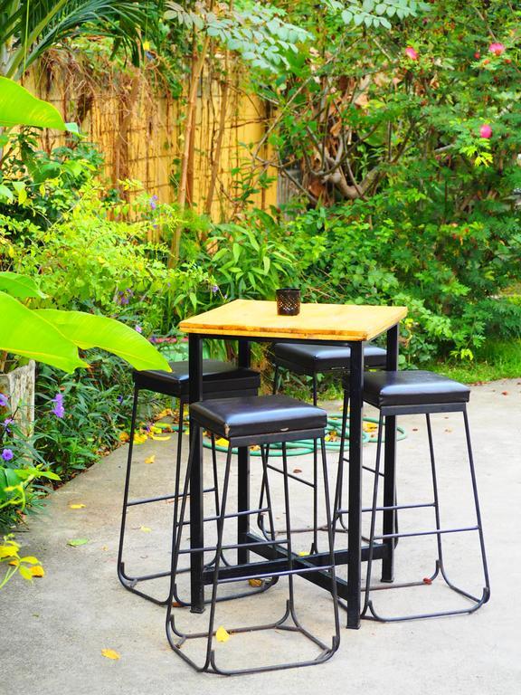 Banmeesukko Bed & Breakfast Фитсанулок Екстериор снимка